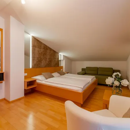 Saliterer Σαλέ *